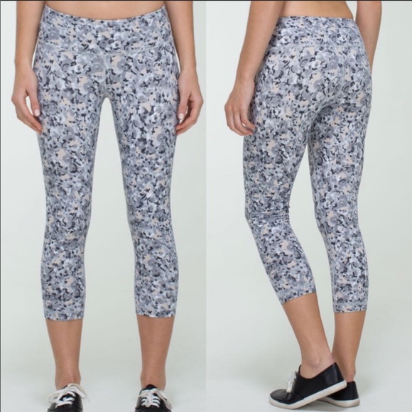 lululemon athletica Pants - Lululemon Wunder Under Crop Not So Petite Fleur
